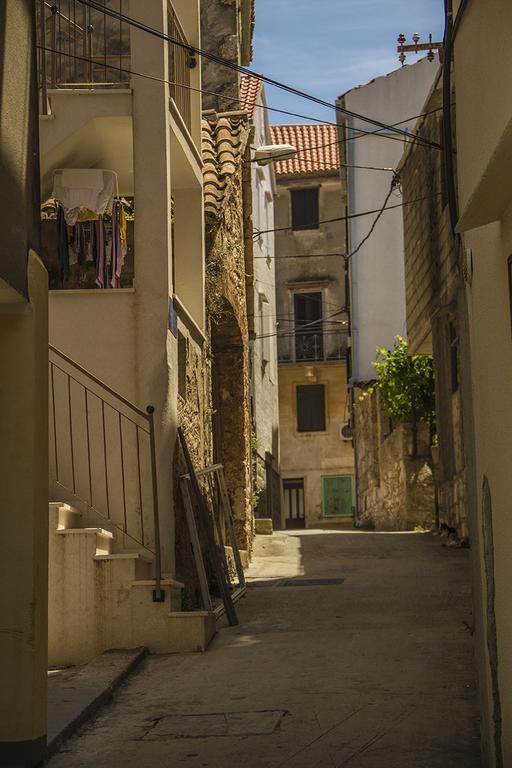 Hill House Marija Apartment Komiza Luaran gambar