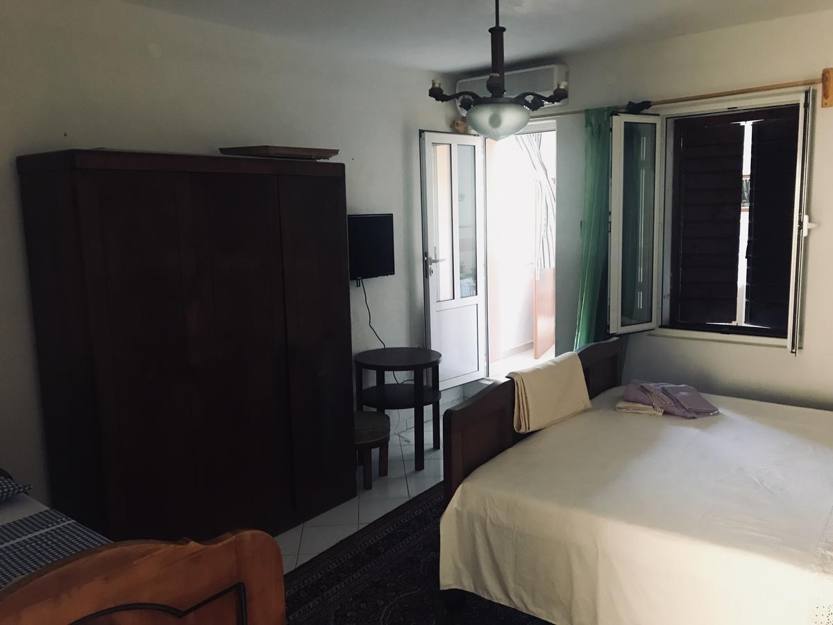 Hill House Marija Apartment Komiza Luaran gambar